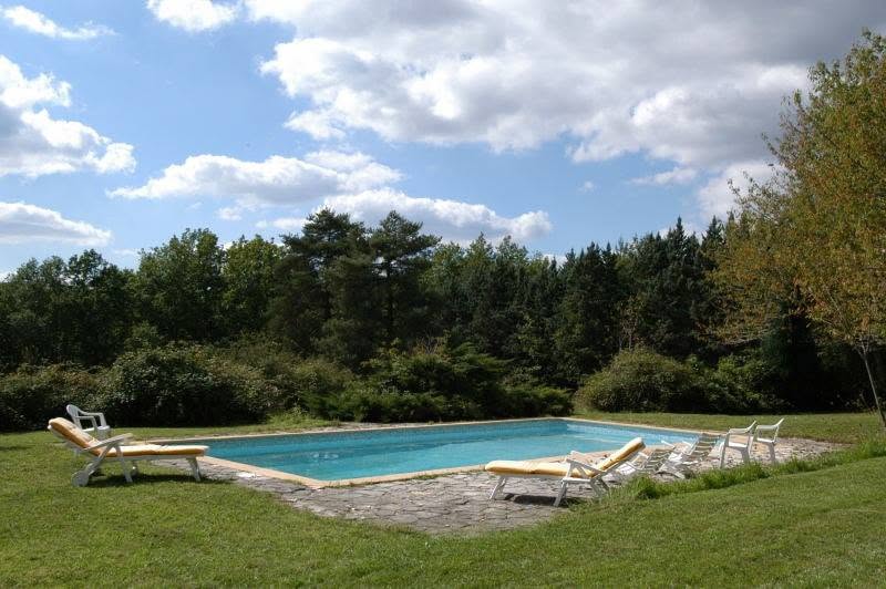 Piscine et jardin du domaine entourant le studio