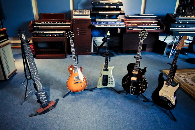 Collection de guitares et claviers disponibles au studio