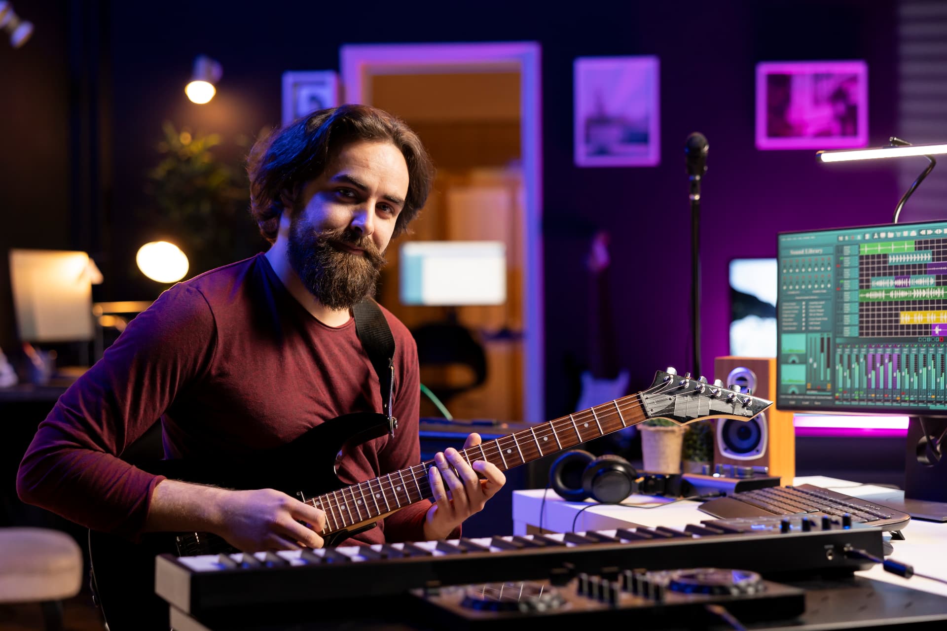 Artiste détendu et confiant dans son studio, guitare en main
